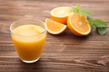 Bir bardak portakal suyu. 