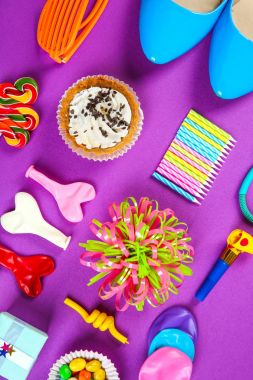 Düz yatıyordu şenlikli nesneleri 