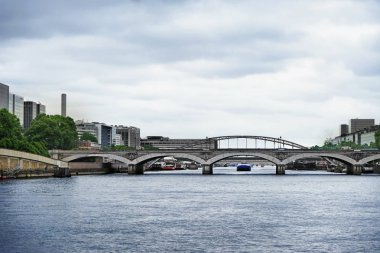 Köprü ve şehir Nehri