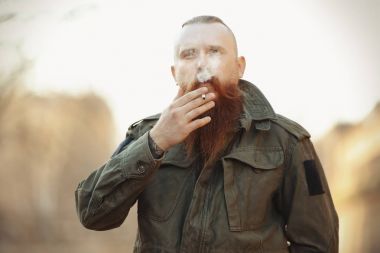 Sakallı adam ot Sigara  