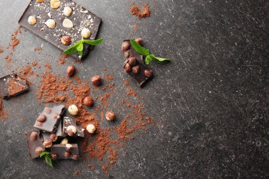 Kırık çikolata parçaları 