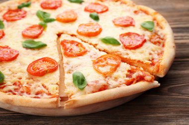 Güzel dilimlenmiş pizza 