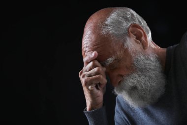 Siyah arka plan üzerinde üzgün üst düzey adam