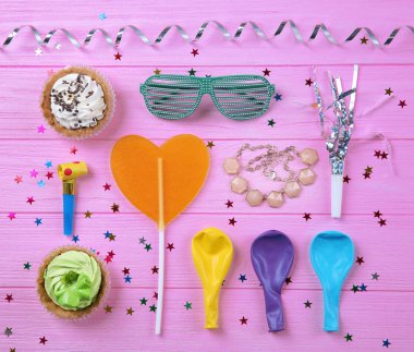 Düz yatıyordu şenlikli nesneleri 