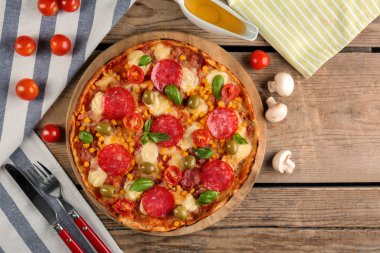 Malzemelerle lezzetli pizza 