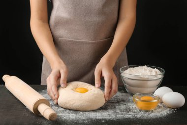 Kadın para kazanıyor.  