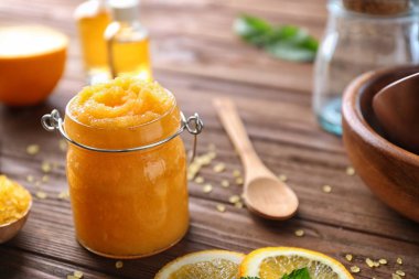 Cam Kavanoz turuncu bodur, kaşık ve deniz tuz