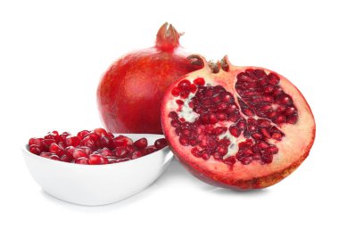 Kase ve dilimlenmiş meyve nar taneleri 