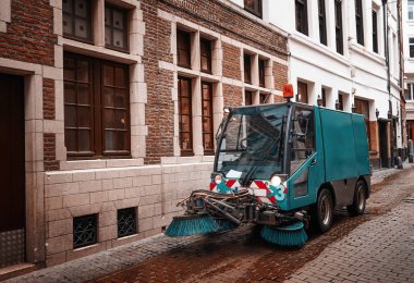 Temizleme makinesi caddenin üzerinde. Ekoloji kavramı