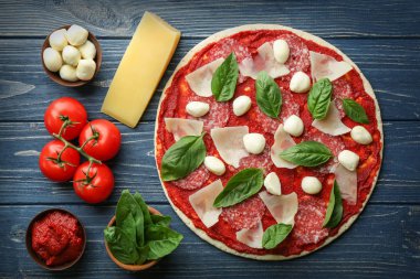 Malzemelerle lezzetli pizza 