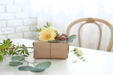 çiçeklerle süslenmiş kutusu 