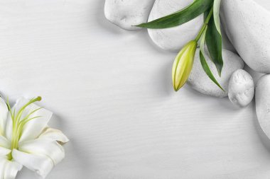 Spa taşlar ve güzel zambak 