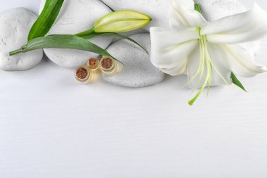Spa taşlar ve güzel zambak 
