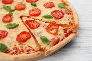 Güzel dilimlenmiş pizza 