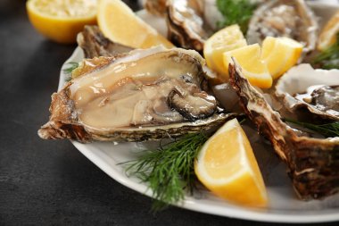 Dilimlenmiş limon ile lezzetli taze istiridye 