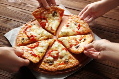 Pizza alarak eller