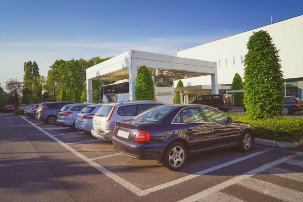 Rij van moderne auto's in parkeerplaatsen op zonnige dag — Stockfoto