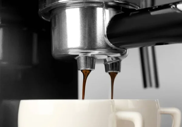 Att göra aromatiska espresso — Stockfoto