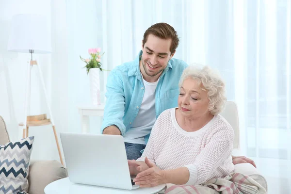 Jonge man met oma — Stockfoto