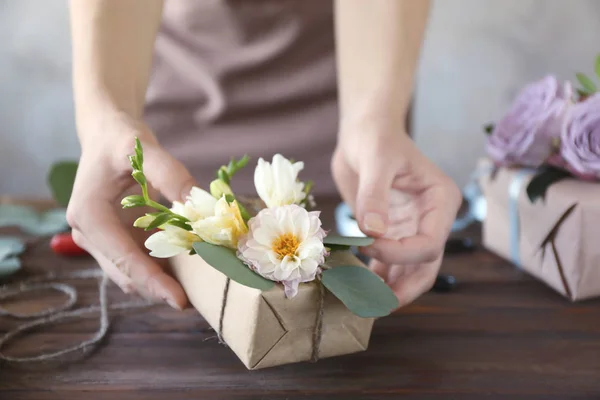 Florista caixa de decoração com flores — Fotografia de Stock