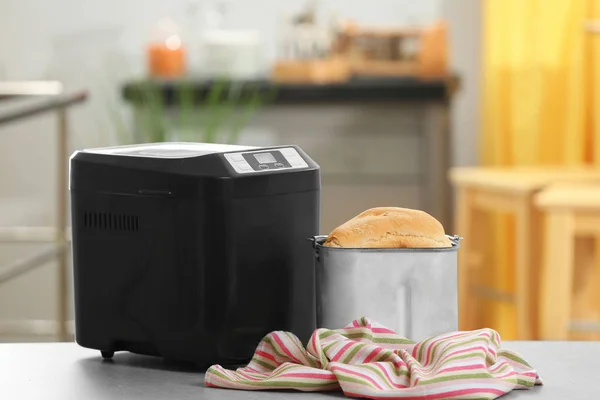 Roti lezat dengan mesin roti — Stok Foto