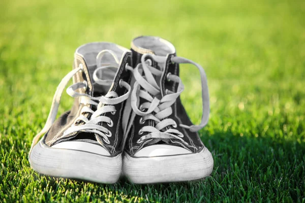 Coppia di scarpe da ginnastica su erba — Foto Stock