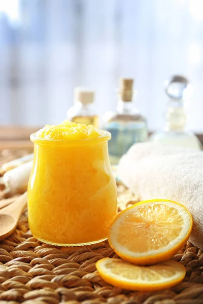 Vaso di vetro con scrub e fetta di limone su tovagliolo di vimini — Foto Stock