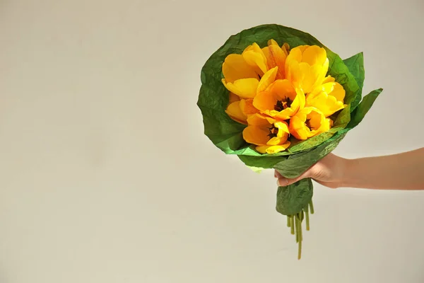 Mano che tiene bouquet di tulipani freschi — Foto Stock