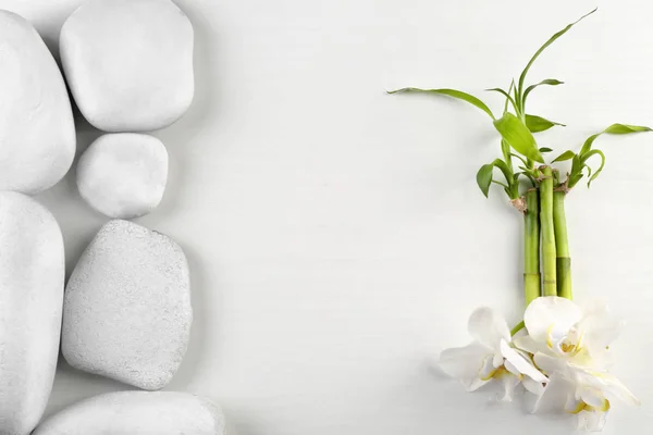 Wellness stenen met orchideebloemen — Stockfoto