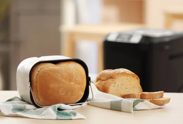맛 있는 빵 빵 기계에서 — 스톡 사진