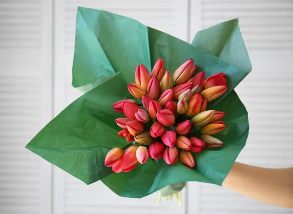 Mano che tiene bouquet di tulipani freschi — Foto Stock