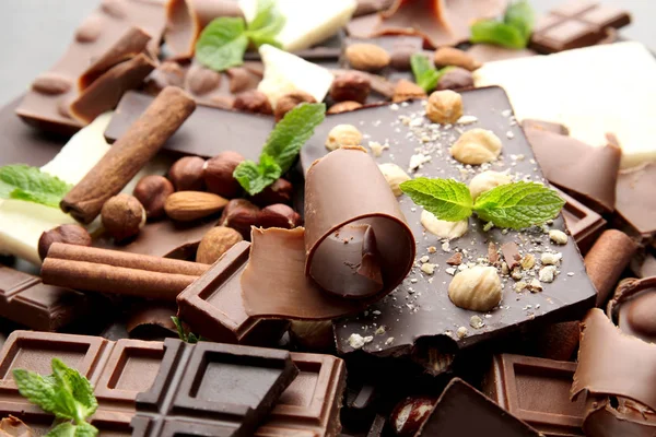 Broken chocolate pieces — Stock Photo, Image