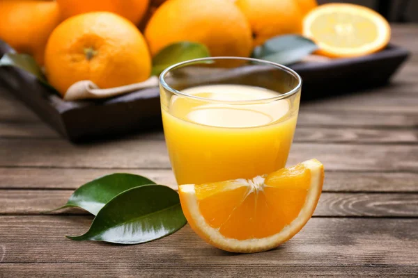 Verse jus d'orange met vruchten op tafel — Stockfoto