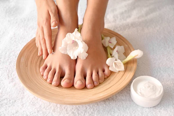 Kvinnliga fötter på spa förfarande — Stockfoto