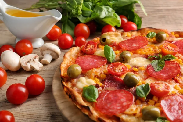 Lekkere pizza met ingrediënten — Stockfoto