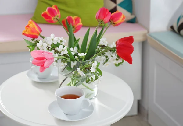 Vaas met bloemen en thee — Stockfoto