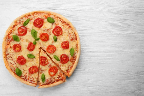 Deliziosa pizza affettata — Foto Stock