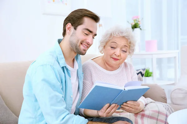 Jonge man met oma — Stockfoto