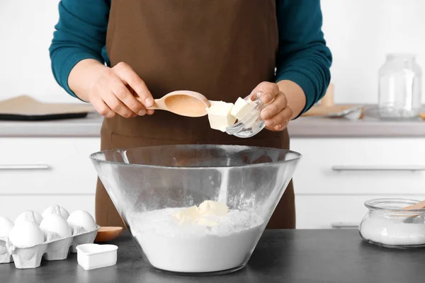 Mulher fazendo massa para biscoitos de manteiga — Fotografia de Stock