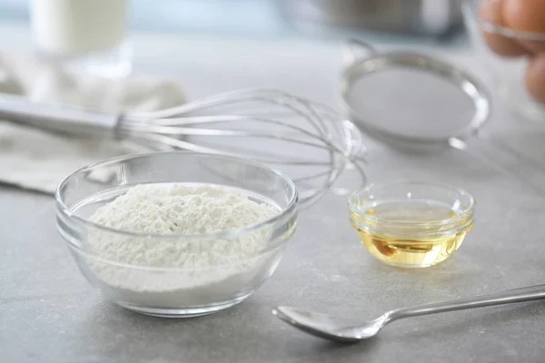 Gelas mangkuk dengan tepung gandum — Stok Foto