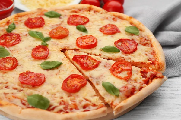 Güzel dilimlenmiş pizza — Stok fotoğraf