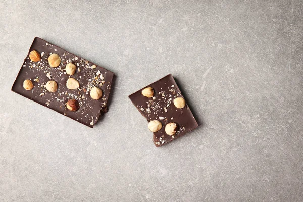 Pedaços de chocolate com nozes — Fotografia de Stock