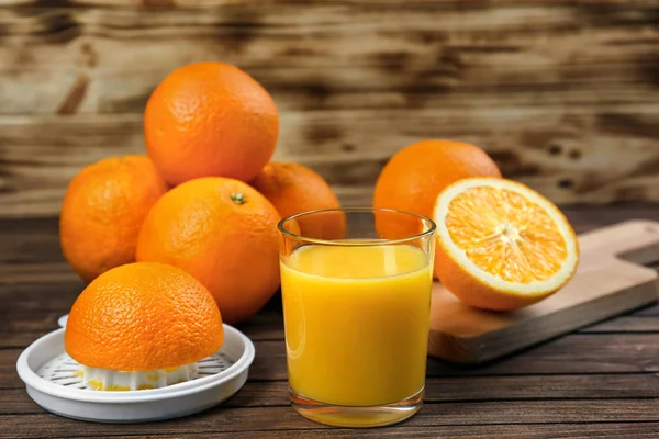 Čerstvá pomerančová šťáva, ovoce na stole — Stock fotografie