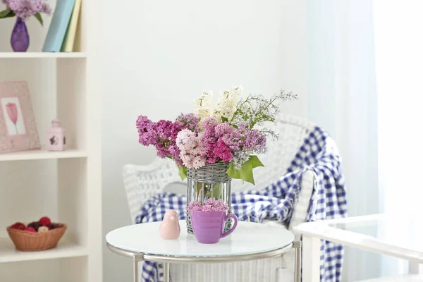 Belles fleurs lilas sur la table — Photo