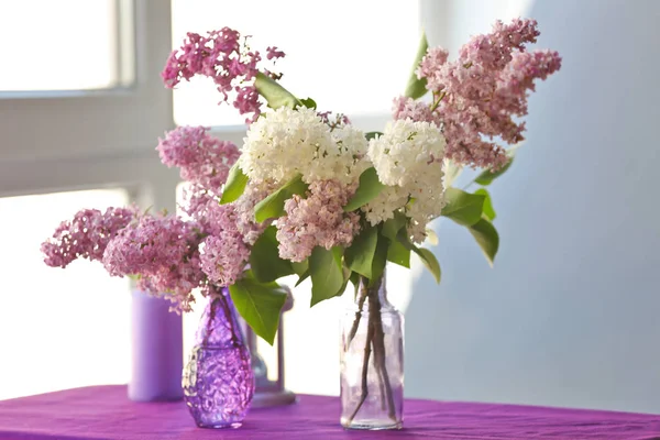 Schöne fliederfarbene Blumen auf dem Tisch — Stockfoto