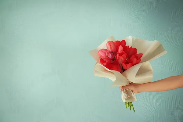 Hand hält Strauß frischer Tulpen — Stockfoto