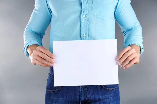 Man holding sheet of paper — Stock Photo, Image