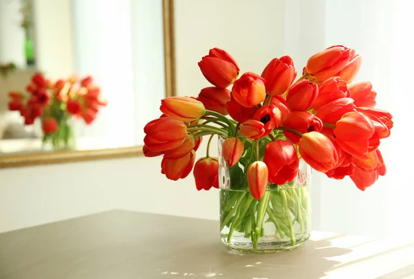 Vase en verre avec de belles tulipes rouges — Photo