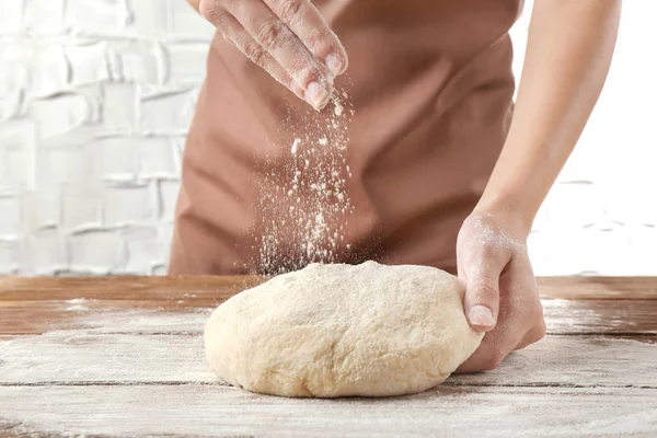 Kobieta Kneading ciasto — Zdjęcie stockowe