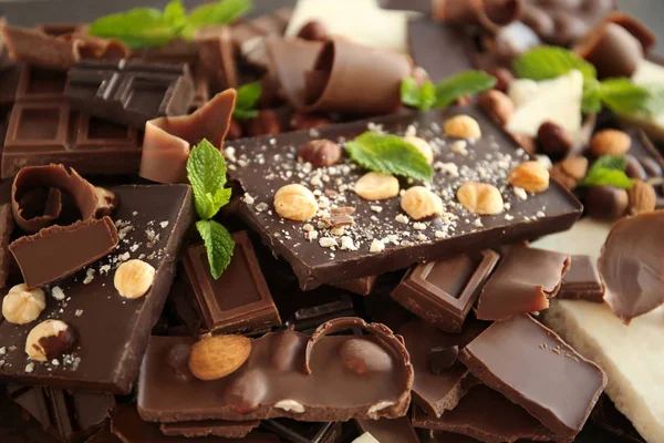 Pedaços de chocolate quebrados — Fotografia de Stock